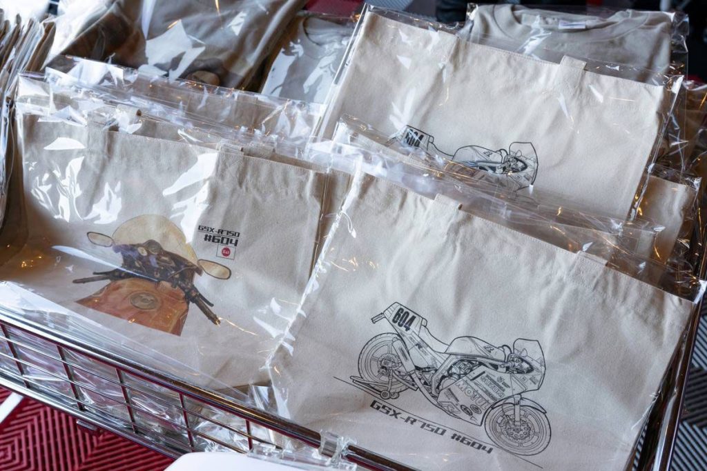 現場也販售吉村周邊商品，包含印有 #604 圖樣的提袋與 T 恤，吸引許多粉絲購買。