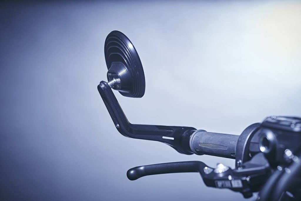 手把配置了时尚的端子镜。