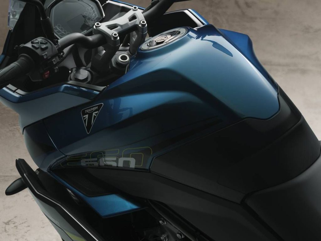 油箱容量确保了充足的 18.6L。持续搭载利用 6 轴 IMU 的电子控制系统，获得更完善的道路骑乘性能。