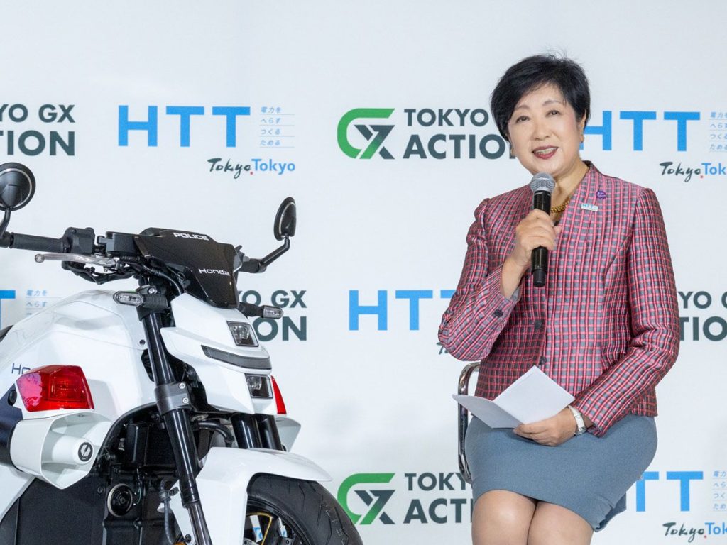 东京都知事小池小池百合子（右）12月出席了展示 WN7 的“日本国产 EV 电动白警车首度公开仪式”。导入电动白警车的目的，是为了宣传机车零排放化的目标。然而，在欧盟宣布放宽燃油禁令后，东京度过度超前的禁令，引发日本民众与产业界“脱离现实”的批评。