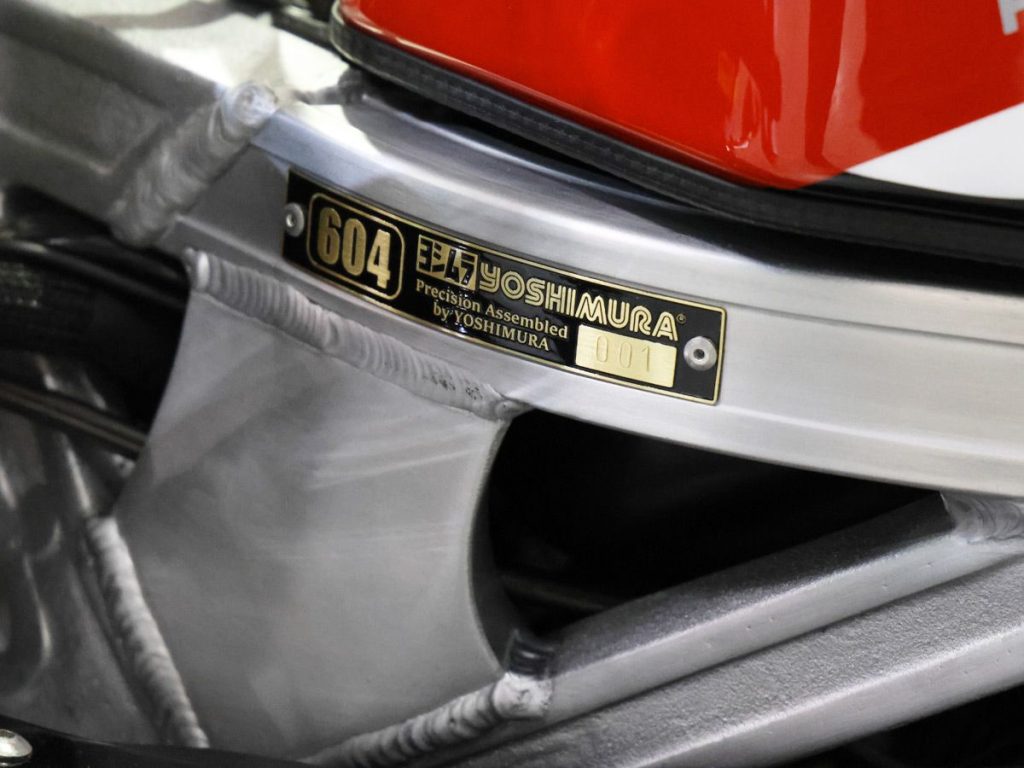 車架針對化油器周邊、龍頭及搖臂樞軸軸心處進行補強，並保留原創銘牌，極具收藏價值。