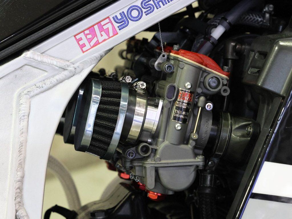化油器採用專為油冷 GSX-R 開發的 Yoshimura TMR-MJN32。引擎本體亦經過細緻調整校。