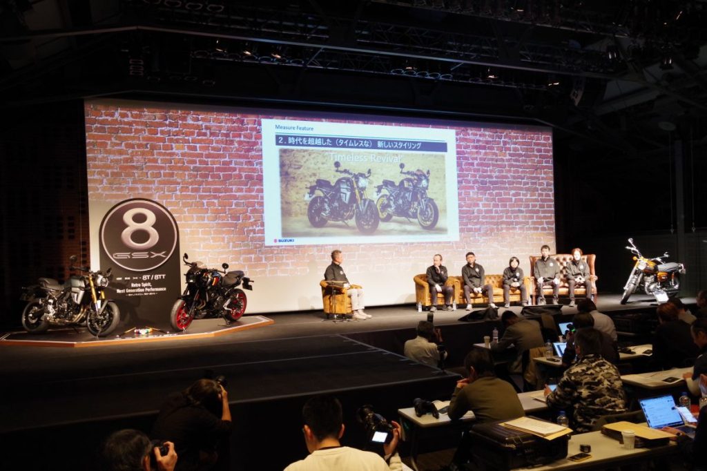 说明会以脱口秀形式进行，随后进行个别采访。