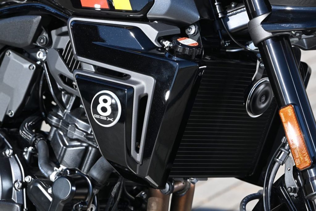 Logo 标志以台球“8 号球”为元素。象征兴奋专案的决胜点，也代表排气量“8”。