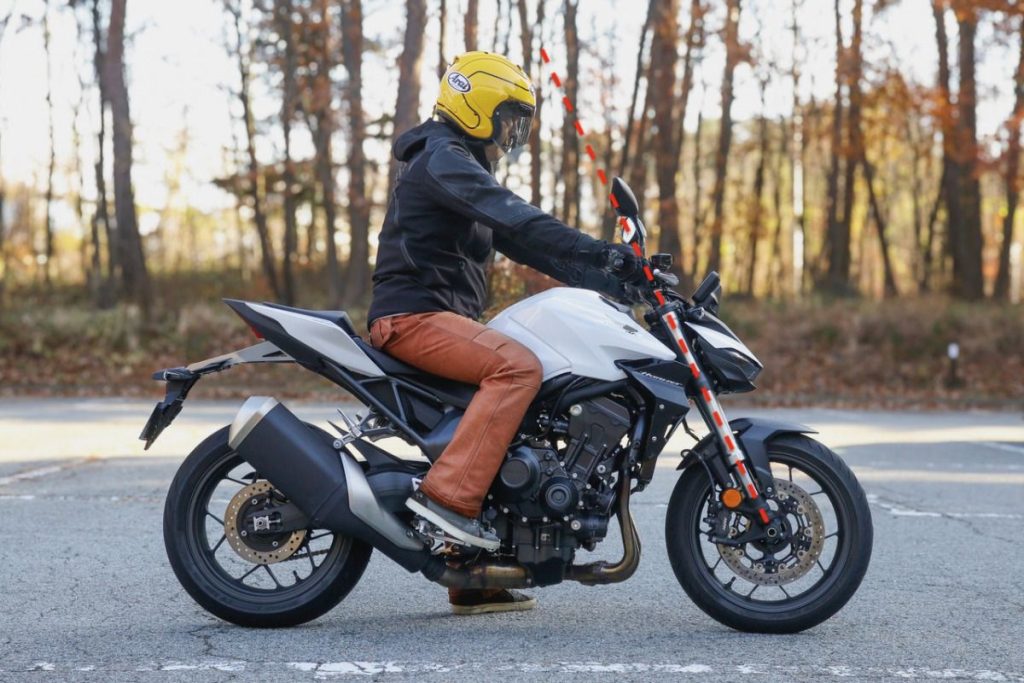 Hornet 的騎士坐姿明顯較為前傾 ，紅線與頭部距離更短。請留意後輪與著座位置的關係。