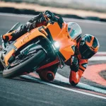 【2026 東京摩托車展開戰前奏】KTM 橘色軍團開戰！仿賽 990 RC R 日本首展、1390 全球戰力集結，最新 AMT 技術同步解密