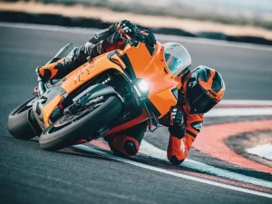 【2026 東京摩托車展開戰前奏】KTM 橘色軍團開戰！仿賽 990 RC R 日本首展、1390 全球戰力集結，最新 AMT 技術同步解密