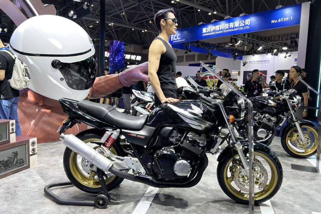 重慶車展的 Honda 展區陳列了歷代 CB400SF，強調「傳奇」的優勢。