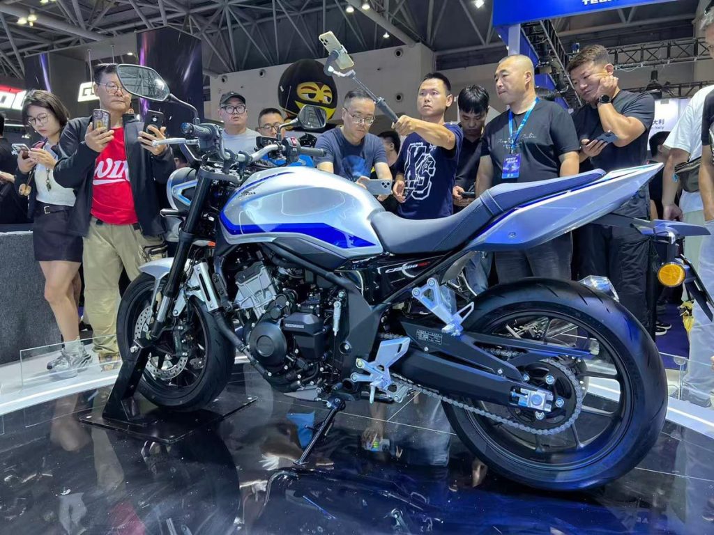 在重慶吸引極大關注的 CB500SF。若能以新型 CB400SF 的身分引進各地，必將掀起 400cc 四缸街車復活的旋風！令人期待！