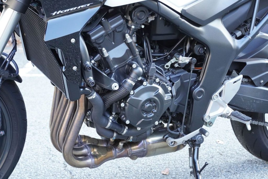 雖從CBR數據下修，Hornet 引擎拉轉反應極快且強勁，且油門反應不突兀，整體非常好上手。