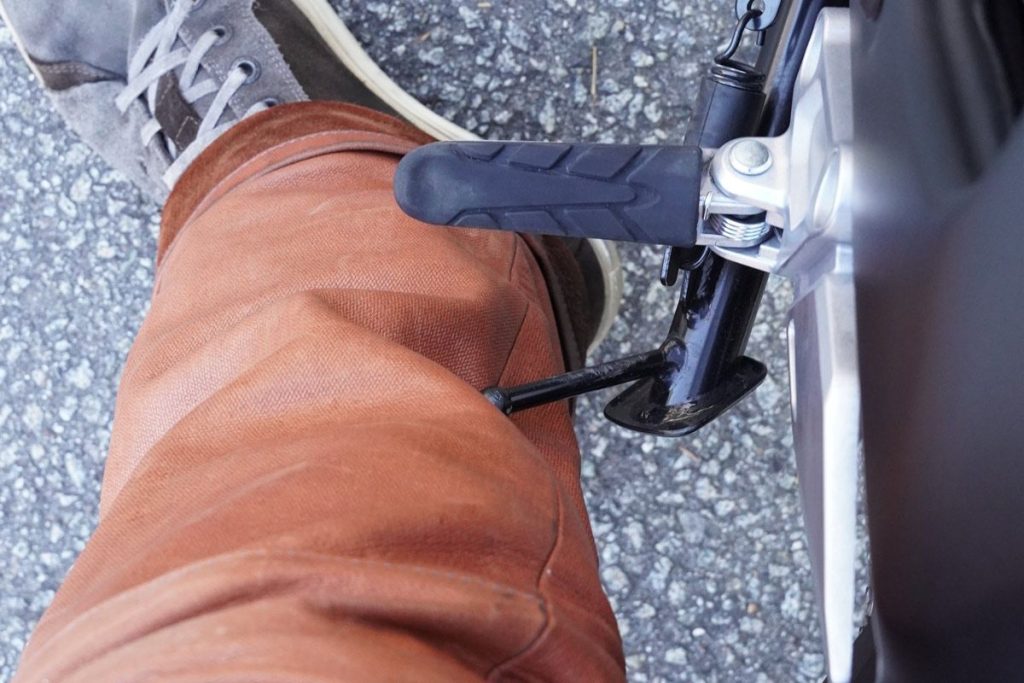 F 左腳著地時，容易干涉到側柱操作桿，導致腳部微向外撐開。