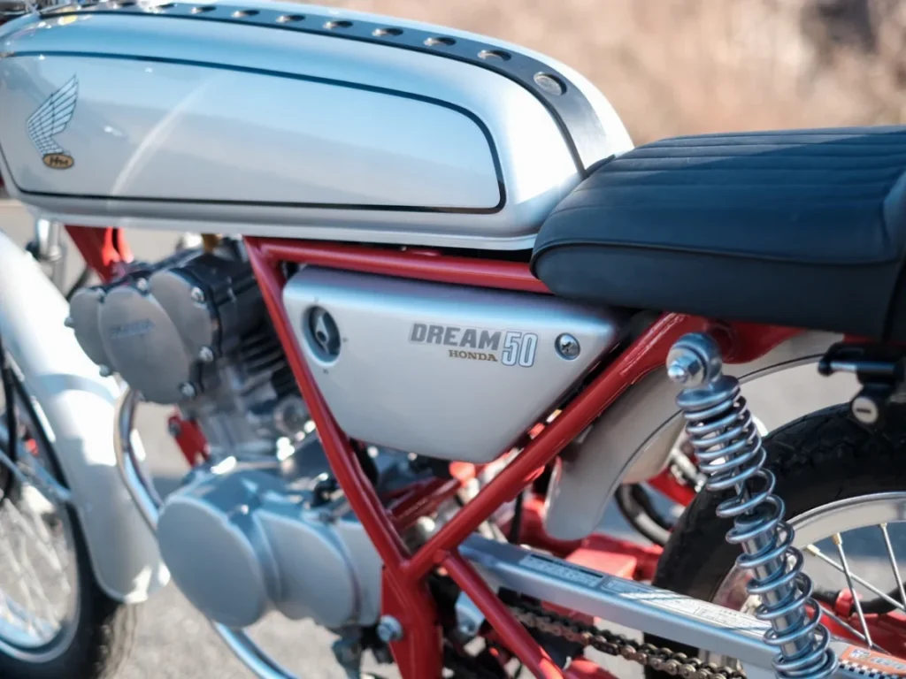 Honda Dream 50 经典银色长油箱竞技风格细节