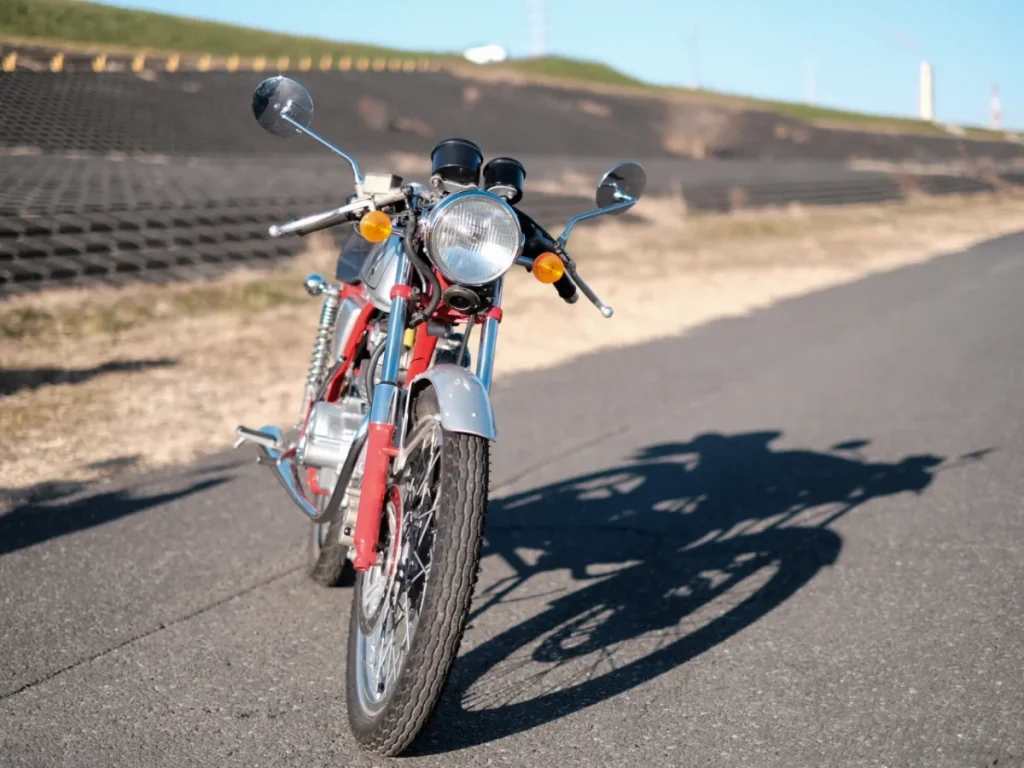 复古机车正面视角：Dream 50 超纤细车身设计