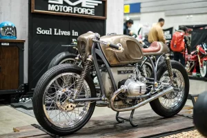 BMW R100/7 改裝鉅作「剱」：MOTOR FORCE 橫濱 HOT ROD CUSTOM SHOW 獲獎之作，揉合水平對臥機械美與武士道精神