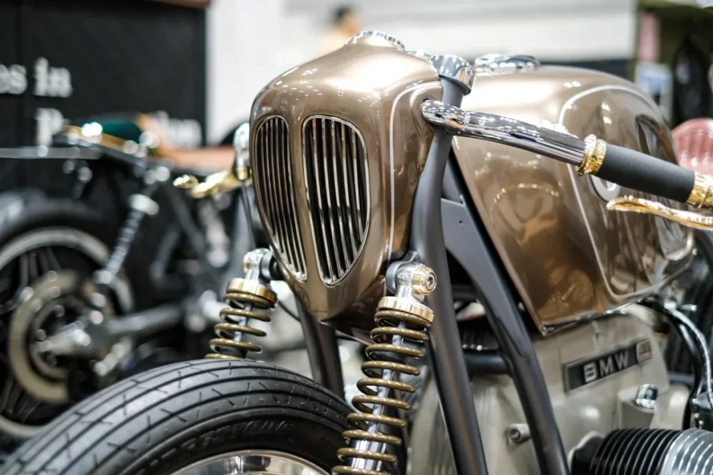 BMW R100/7「剱」融合雙腎型格柵與劍道面具意象的車頭設計