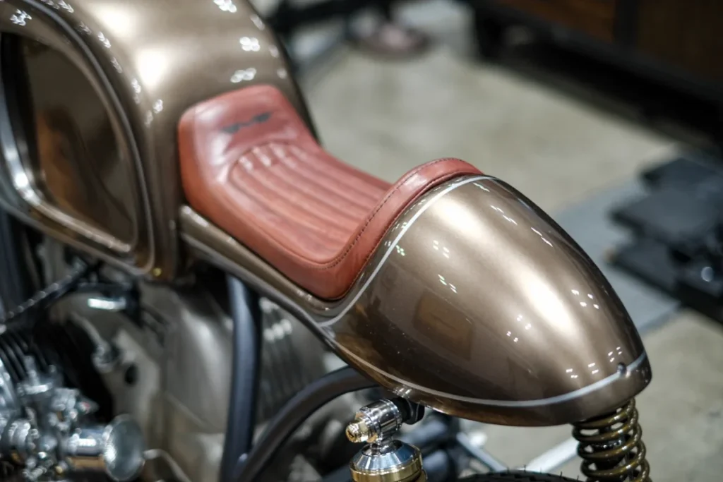 從油箱、座椅延伸至車尾的流暢曲線