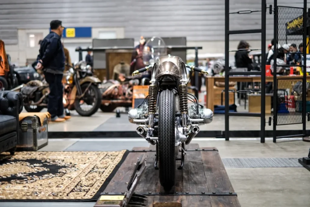 在會場喧囂中，依然散發凜然存在感的 BMW R100/7「剱」