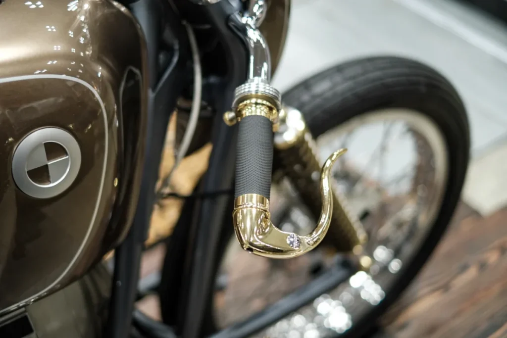 宛如冷兵器般散發緊張感的煞車拉桿！是象徵「剱」主題的細節之一