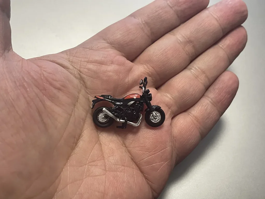 從照片中可以看出，模型尺寸非常精巧細緻。