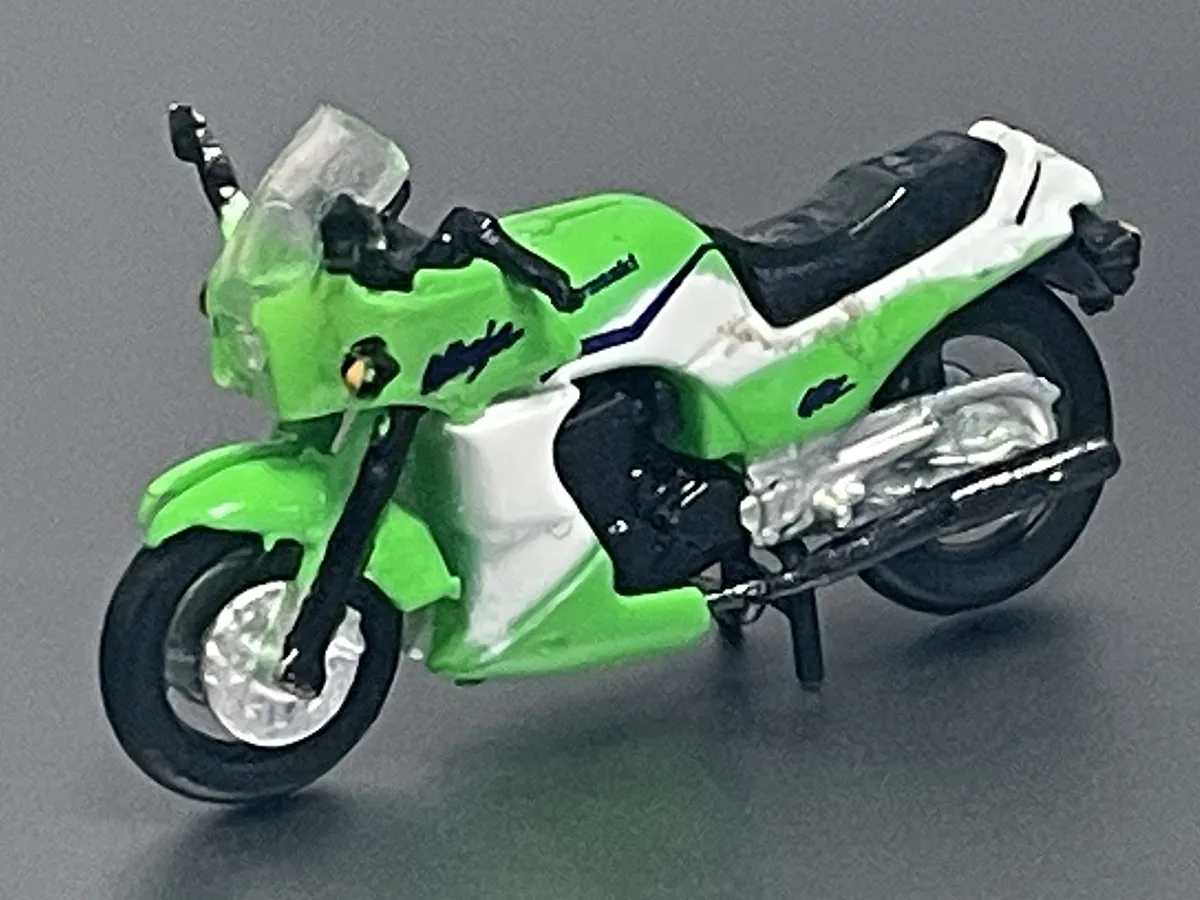 GPZ900R Ninja 萊姆綠配色，透明擋風鏡與頭燈零件設計