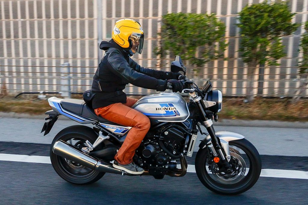 F 的巡航轉速較低，路感悠閒。那種顆粒感的鼓動比起四缸，更像是「3.9缸」的感覺。