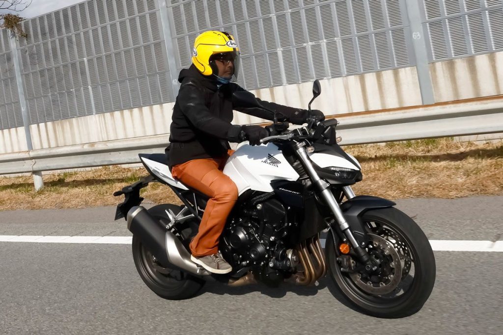 憑藉著俯仰抑制良好的懸吊與反應靈敏的引擎，Hornet 在高速域發揮本領。