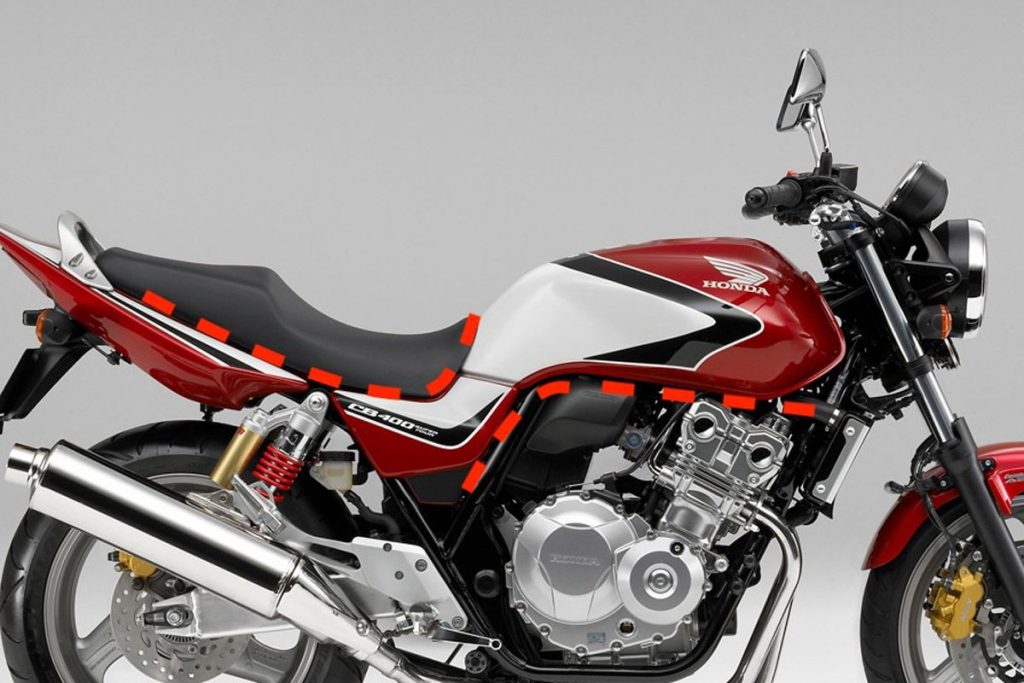 NC42 的油箱下緣線條則是與側蓋無縫連接，並採用一體式設計，座墊下方線條較直，沒有向上延伸的轉折。