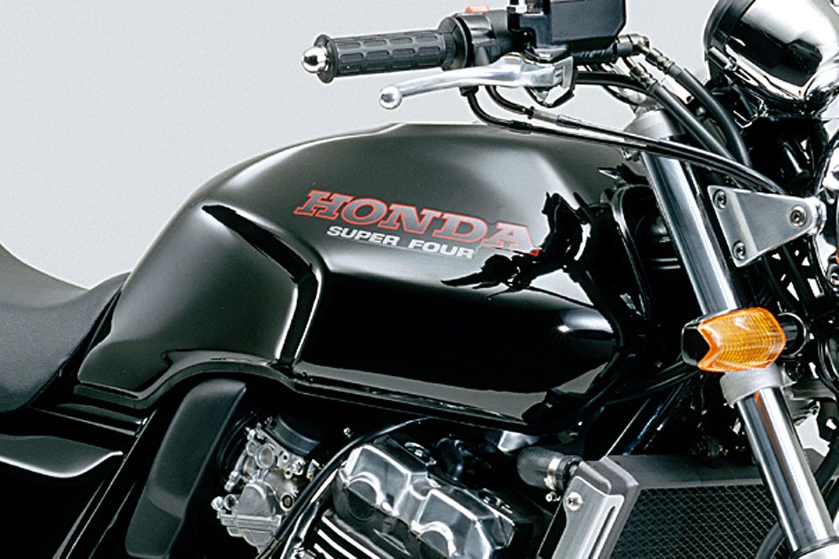 CB500SF 與初代 NC31 油箱溜肩斷面設計深度對比