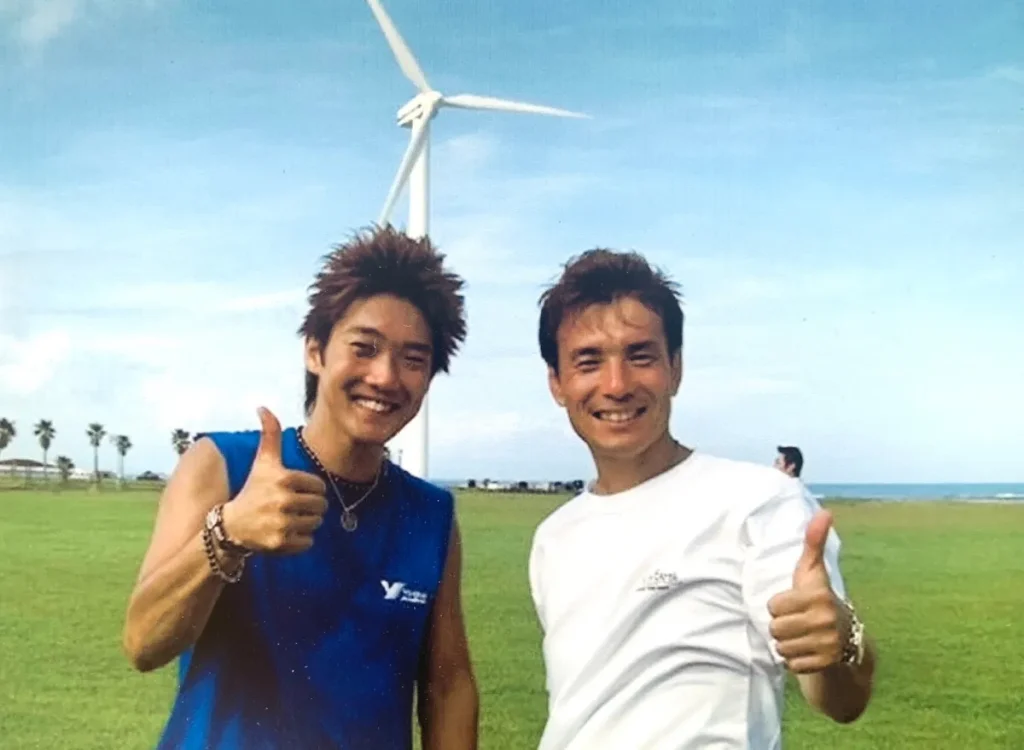 2007 年與歸國後的 Norick 參與環保淨海活動的兩人