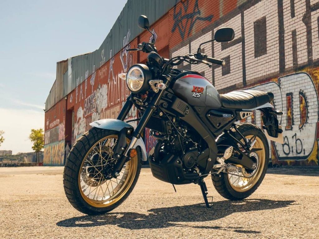 新型「XSR」的剪影與 XSR125 非常相似。從疑似鋼絲框的剪影來看，不禁讓人聯想到歐洲限定的「Legacy」版本，究竟真相為何！？