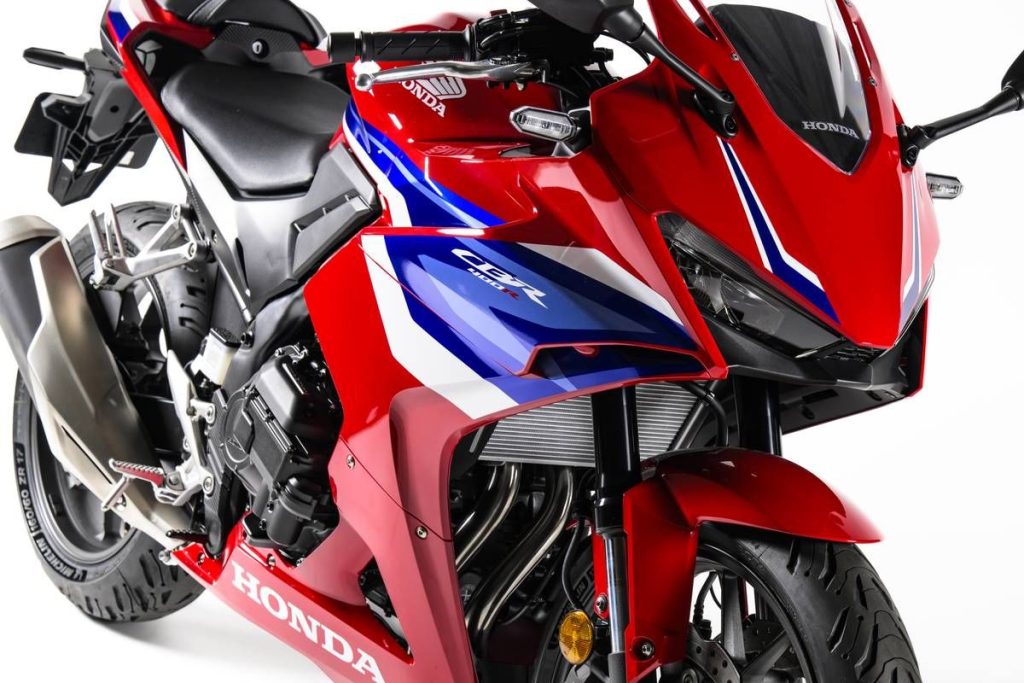 E-Clutch 單元結構簡潔，以往案例顯示車重僅增加數公斤，售價也大約落在標準版加價 5 萬日圓左右。CBR400R 最終會如何設定？請期待後續報導。