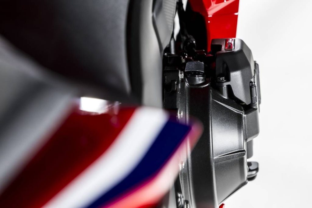 該單元並未突出於車身外，引擎整體的體積感與現行款幾乎相同。