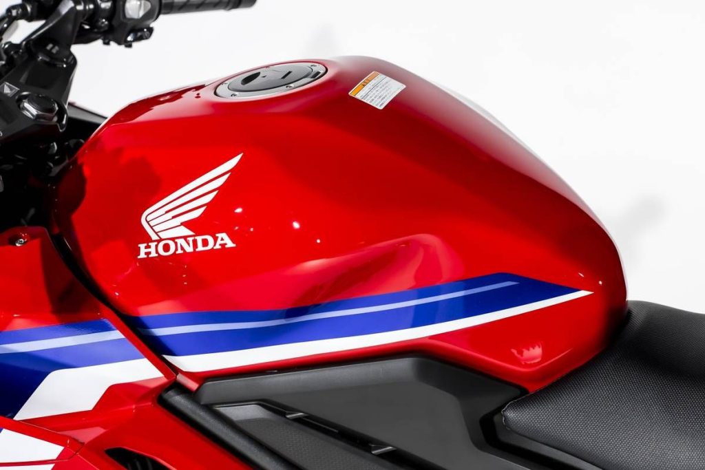 車身顏色與標誌與現行的「Grand Prix Red（大獎賽紅）」相同，不知未來正式市售時會有什麼樣的變化，相當值得期待。