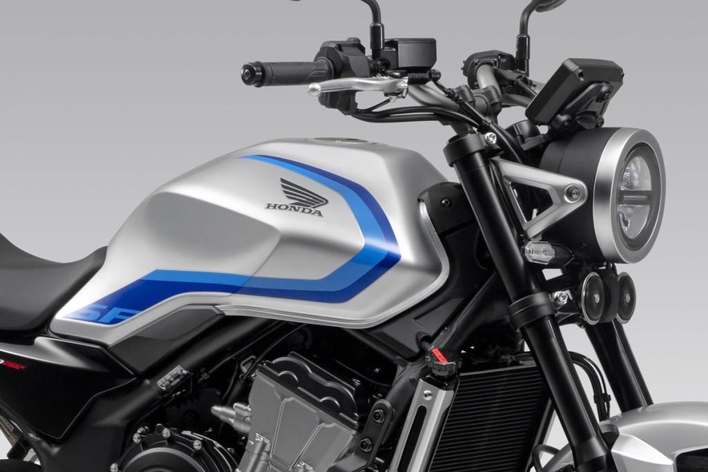 當詢問該設計師是否有任何在意的地方時，他回答：「油箱拉花（飾線）相對於油箱底部的氣勢，看起來稍微有些『微向後傾』，這點讓我比較在意。由於飾線與油箱下緣之間的距離越往後越窄，導致好不容易營造出的水平基調的油箱，視覺上卻顯得向後傾斜了。感覺只要經過幾毫米的微調，似乎就能更進一步襯托出整體造型的美感。當然，這純屬我個人的意見……」