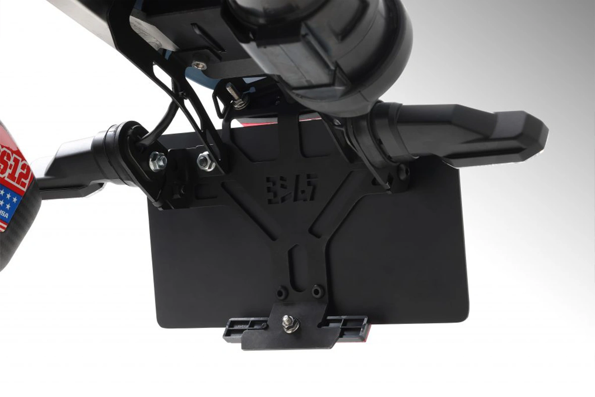 鏤空 Logo 牌照架設計細節