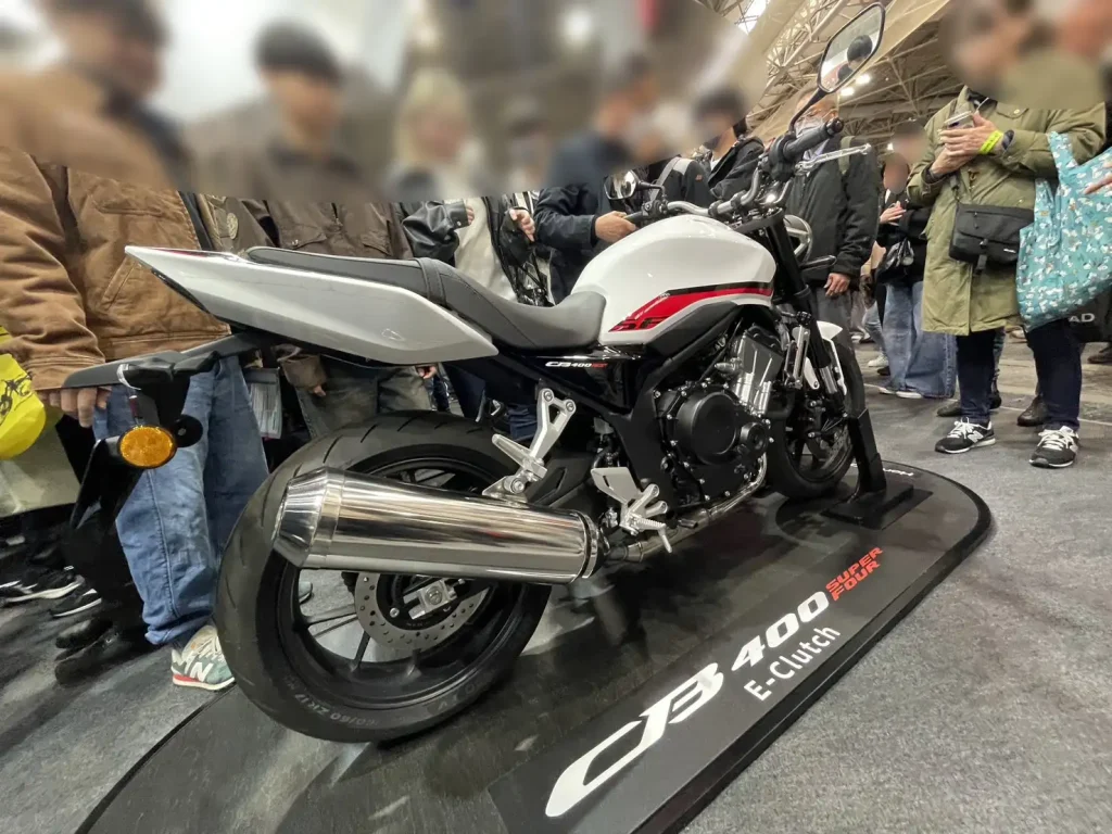 白色突顯了它的運動特性。 「SF」黑色字樣位於油箱後部。