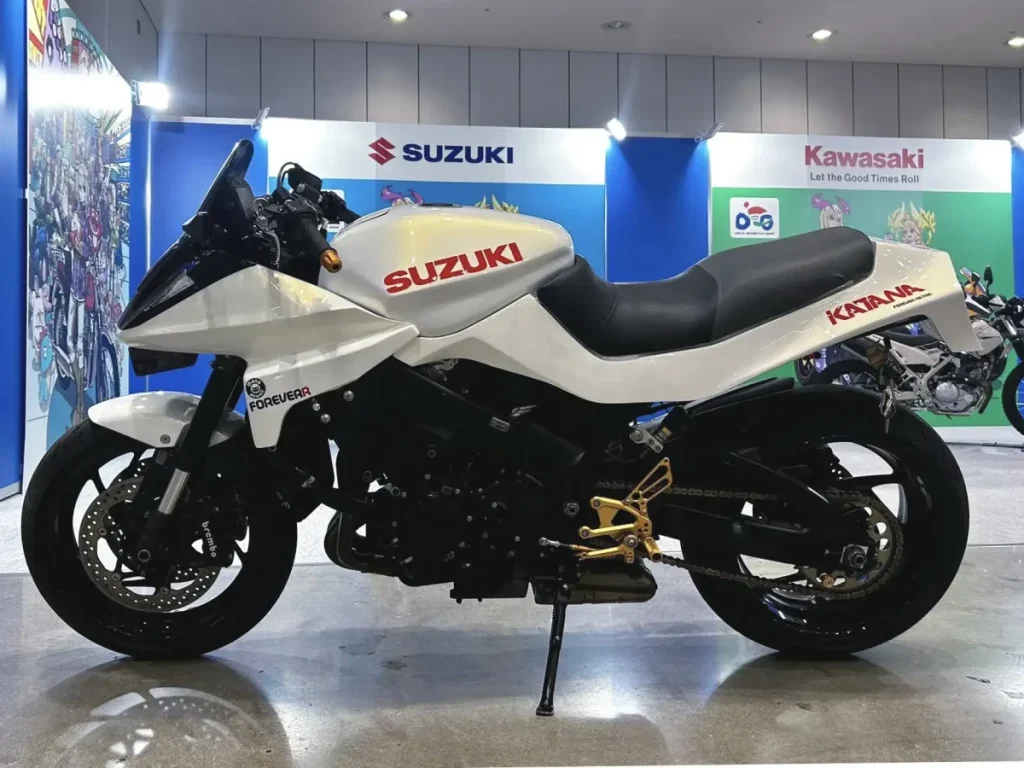 從車頭到車尾的流暢線條毫無違和地融入現行車架。※照片取自菅野 CEO 臉書。