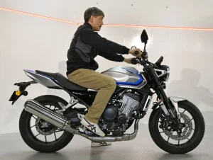 【獨家】2026 HONDA CB400SF 大阪車展跨坐：日本專屬白首發、座高解析，開發者證實 TBW 模擬 VTEC 加速感