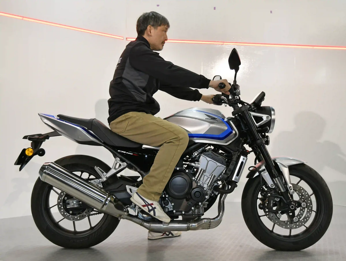 【独家】2026 HONDA CB400SF 大阪车展跨坐：日本专属白首发、座高解析，开发者证实 TBW 模拟 VTEC 加速感