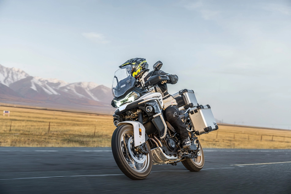 CFMoto为其800MT历奇系列新增ES车型，配备半主动式KYB悬挂