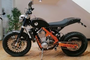 由羅絲的父親參與研發的Zaeta 530 DT平地賽車