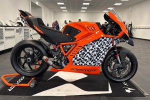 將KTM 1290和1390 Super Duke R改裝成僅限賽道使用的超級電單車