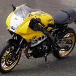 經典黃色閃電試駕！Yamaha XSR900 GP「US Inter Color」實測：外表致敬傳奇 YZR500，骨子裡竟是超親民跑旅？
