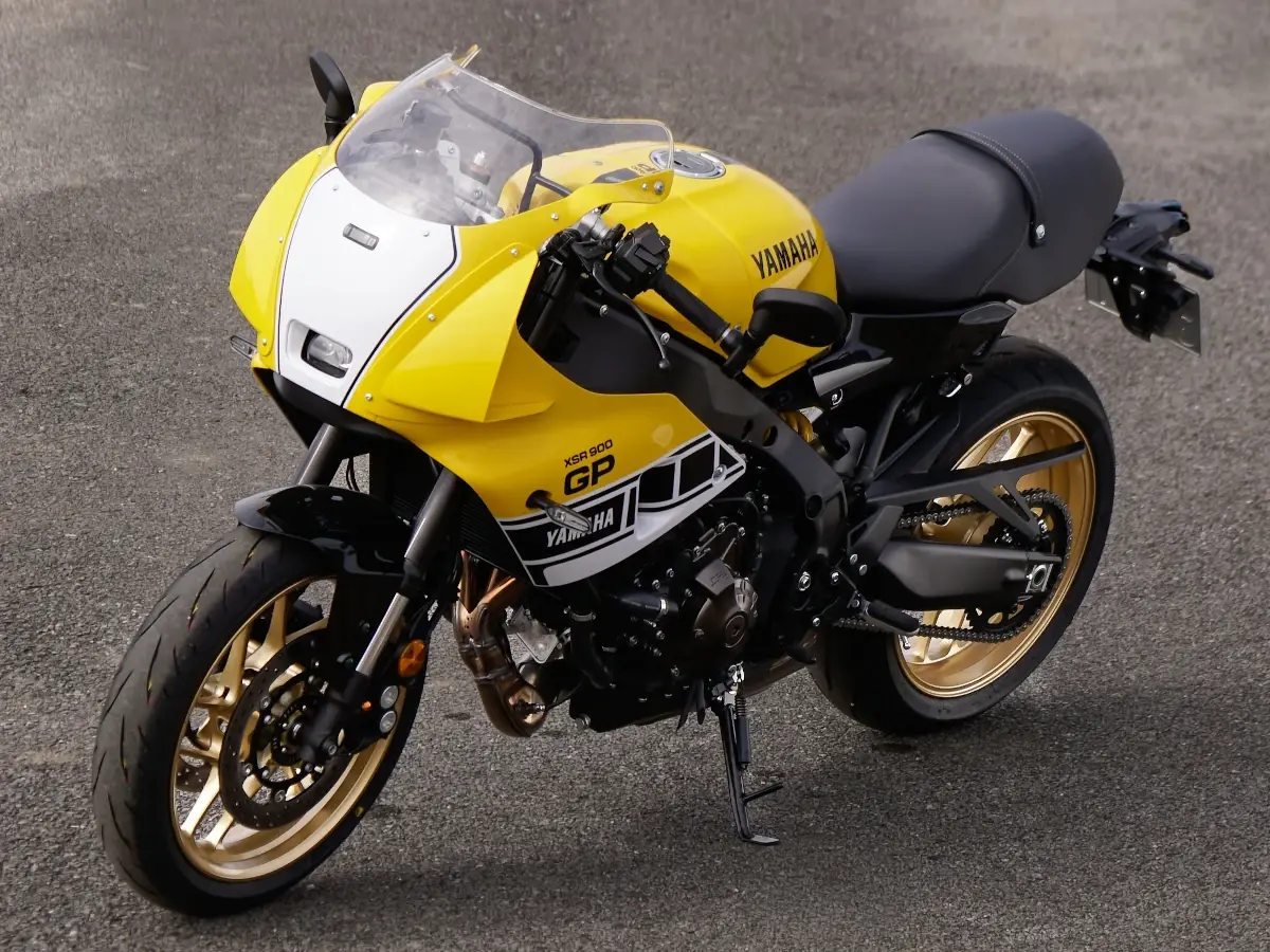 經典黃色閃電試駕！Yamaha XSR900 GP「US Inter Color」實測：外表致敬傳奇 YZR500，骨子裡竟是超親民跑旅？