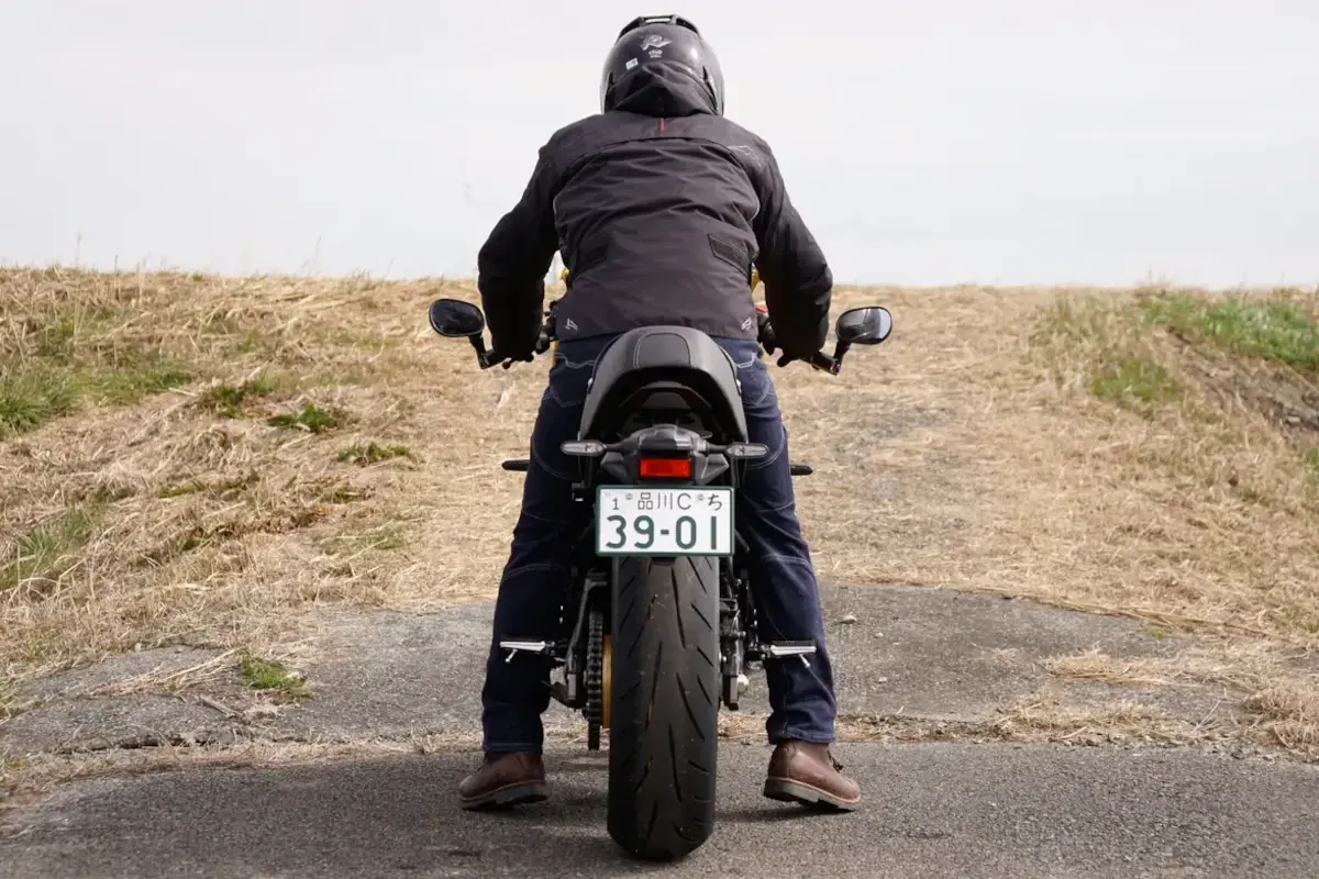 Yamaha-XSR900-GP-實際騎乘姿勢與著地性測試