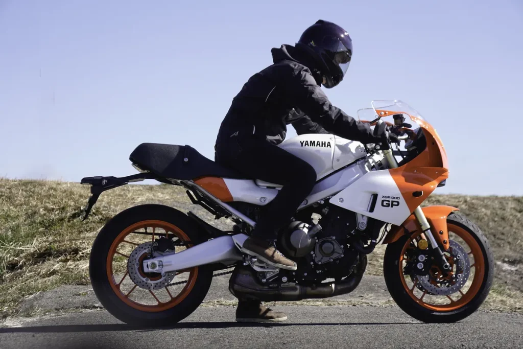 白色版： 除了配色外，規格與黃色版相同，著地性無異。2026 年式共有兩款廠車配色供選擇。