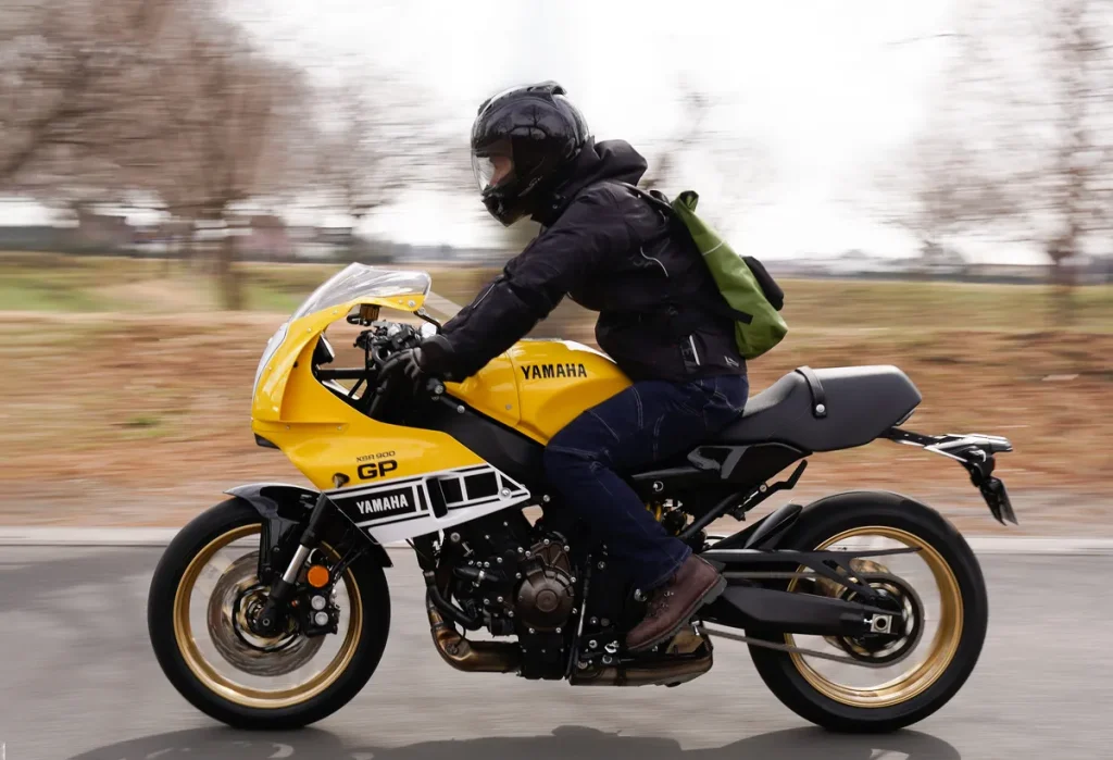 前傾姿勢並不過於激進，且騎乘姿勢的自由度高，能以放鬆的心情享受巡航。能以往年廠車的風格下體驗長途旅遊的樂趣，正是其魅力所在。