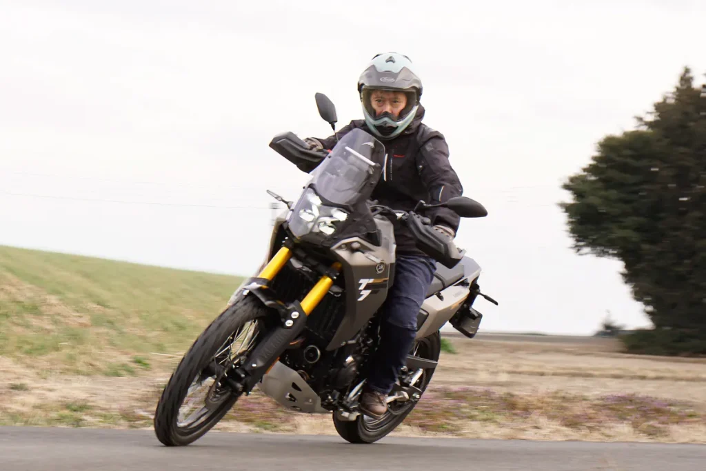 2025 年式操控性更佳。低座垫带来的安心感，让骑士能更轻快地享受过弯乐趣。