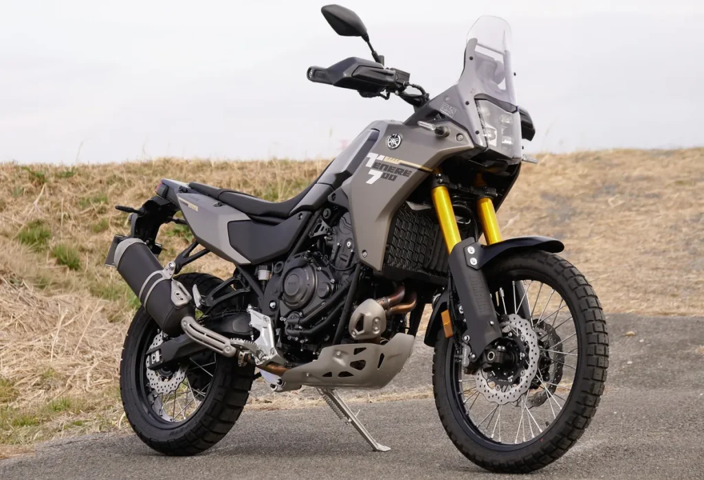 与原厂状态相比，唯一的更动仅是换上“低座垫”。外观与标准版几乎无异。测试车基底为 2025 年式，除了图中的消光灰外，还有蓝色与浅蓝色共三种配色。