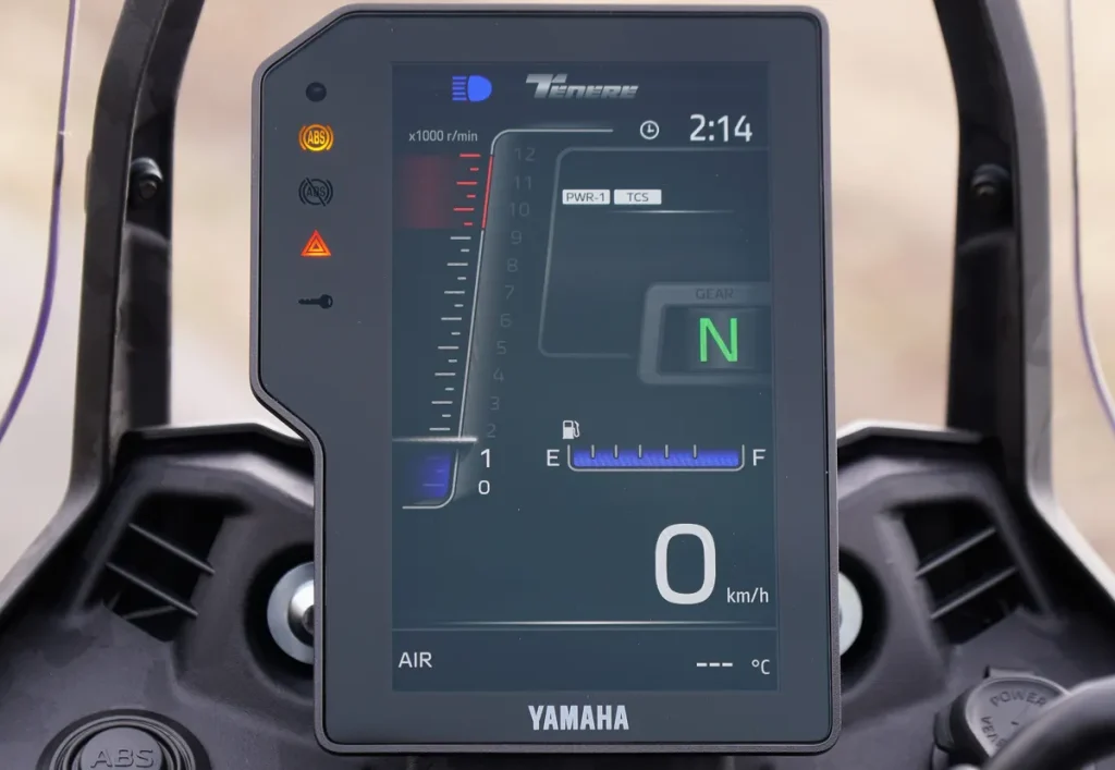 仪表从 5 吋升级至 6.3 吋。图中为“EXPLORER”模式，另有指针式转速表的“STREET”模式可供切换。